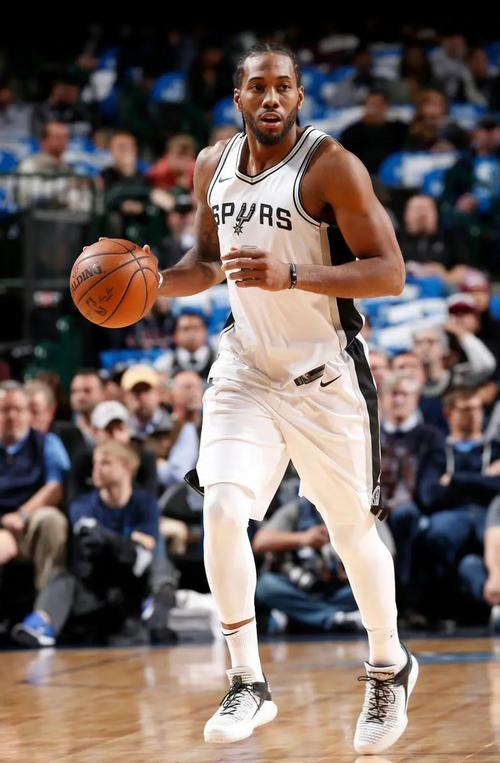 莱万西甲生涯进74球，同期单一联赛进球数仅次于哈兰德和凯恩（莱万西甲生涯已斩获74球，同期单一联赛进球仅逊哈兰德与凯恩）