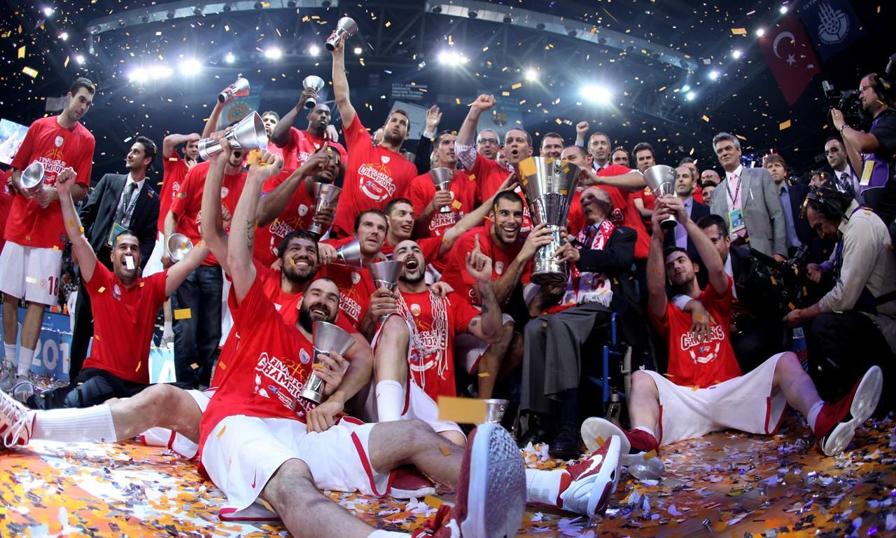 AC米兰通过老将策略增强阵容，引进莫德里奇和蒂亚戈-席尔瓦，弥补后防不足，延续稳定表现。（AC米兰老将加持：莫德里奇与蒂亚戈-席尔瓦加盟，补强后防延续稳定）