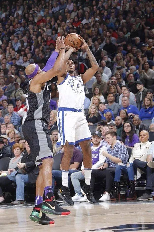 康宁汉姆前两场比赛均错失良机，本场命中关键中投率队取胜（前两战机会频失，康宁汉姆此役命中致胜中投率队获胜）