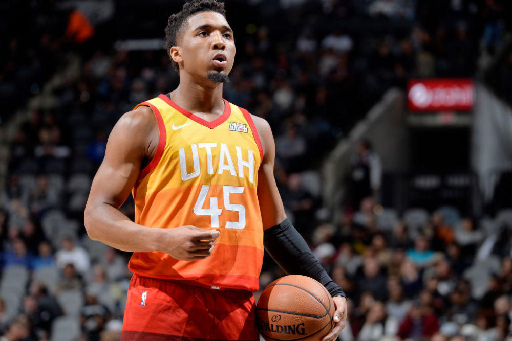 杜兰特生涯投进2223记三分，超越克劳福德升至历史第十二位（杜兰特生涯三分命中数达2223，超越克劳福德升至历史第12位）