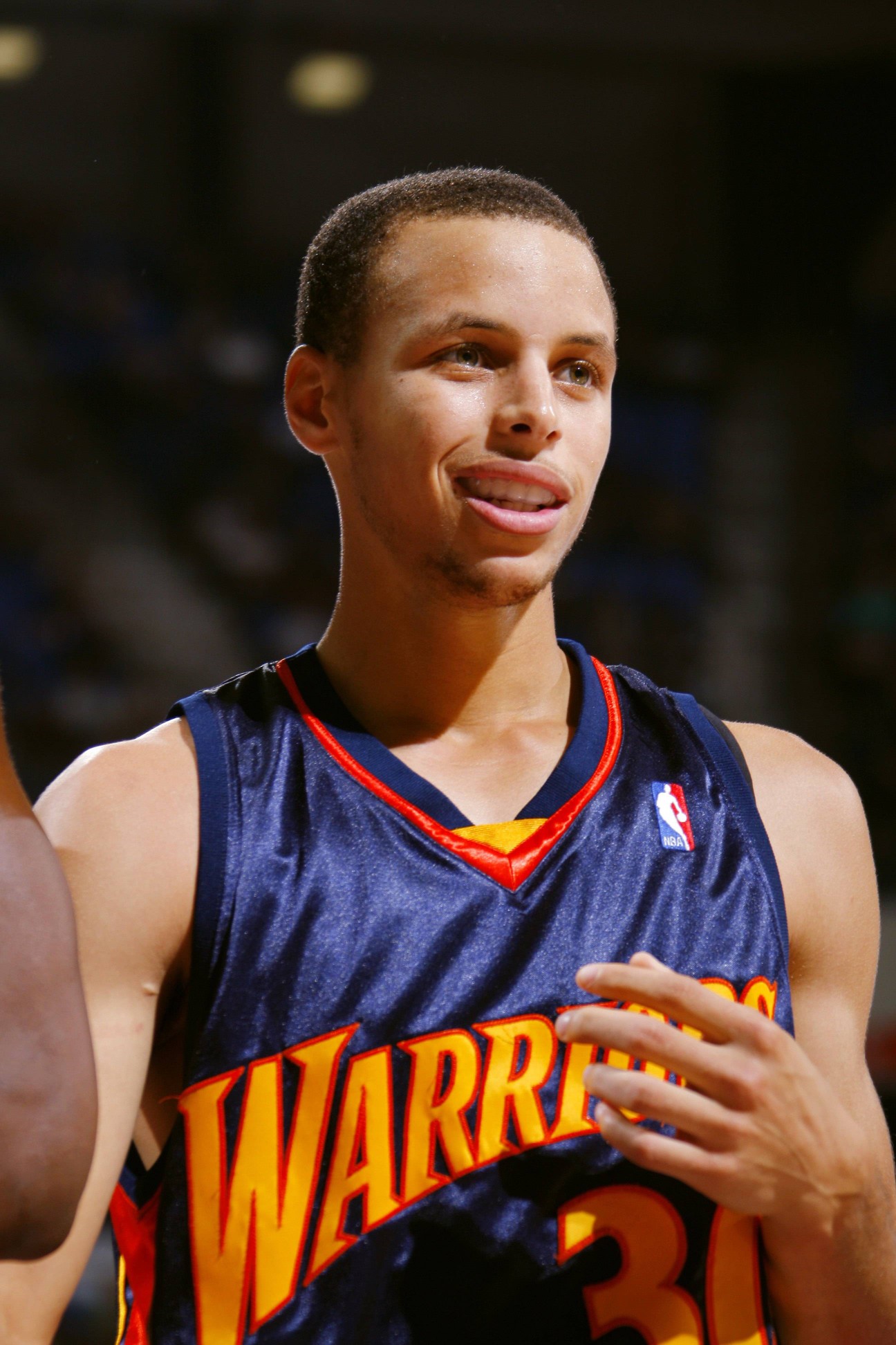 为何胡明轩投篮像“拧麻花”？ 胡明轩投篮因整体发力卡顿（胡明轩投篮像在拧麻花？症结是整体发力不连贯）