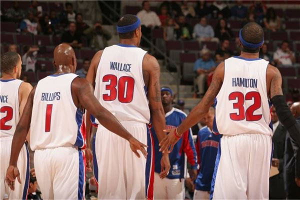 海港举办赛季总结会，王燊超乘直升机带冠军奖杯入场（海港举行赛季总结会，王燊超乘直升机捧杯亮相）