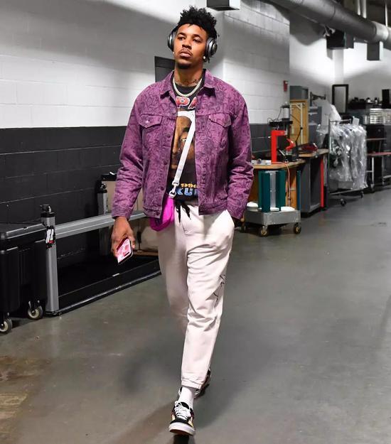 C罗中场休息时对裁判表达不满，讽刺道：你吹得太好了（半场哨响后C罗不满判罚，当面挖苦裁判：你吹得真棒）